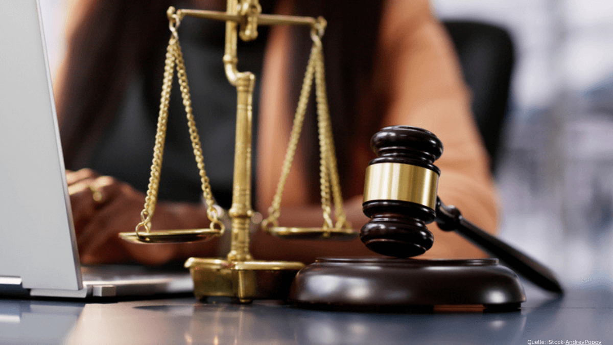 Richterhammer und Justizwaage neben Laptop als Symbol für das beschlossene Gesetz zur schnelleren Beschaffung bei der Bundeswehr und beschleunigte Vergabeverfahren