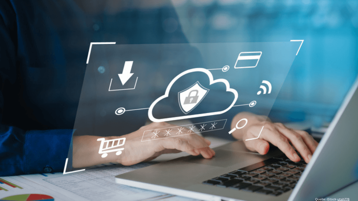 Person arbeitet an einem Laptop mit visualisierten Cloud- und Sicherheits-Symbolen. Das Bild steht sinnbildlich für digitale Souveränität, Cloud-Sicherheit und den neuen BSI-C3A-Katalog für öffentliche Cloud-Beschaffungen.