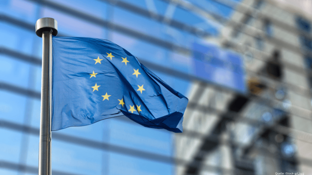 EU-Flagge vor modernem Gebäude als Symbol für die Konsultation und geplante Reform der EU-Vergaberegeln